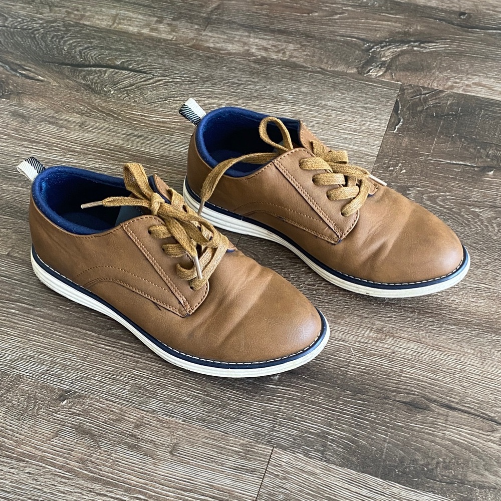 Cat and Jack Dress Sneaker size 5